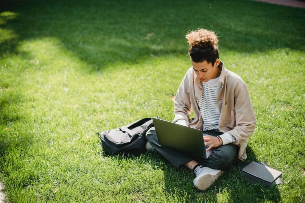 étudiant dans son campus